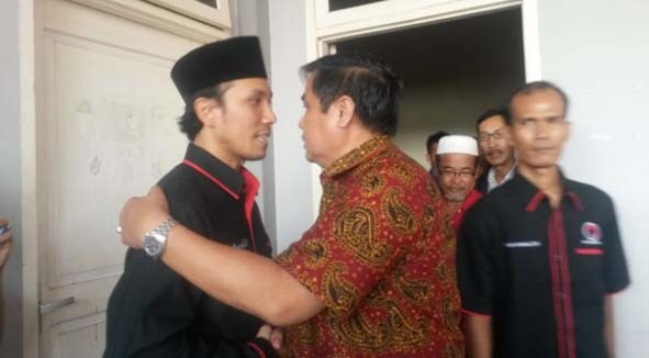 PDIP Jambi tetap pegang komitmen sang petahana HBA untuk menggandeng kader PDIP pada pilgub mendatang. Pada foto ketua DPD PDIP Jambi Edi Purwanto bersama petahana HBA belum lama ini.